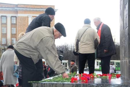 В Великом Новгороде коммунисты возложили цветы к памятнику Владимира Ленина