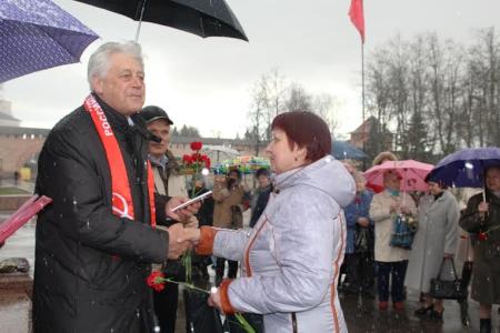 В Великом Новгороде коммунисты возложили цветы к памятнику Владимира Ленина