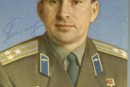 Санкт-Петербург. Депутат-коммунист Алексей Воронцов собрал уникальную коллекцию открыток с автографами космонавтов