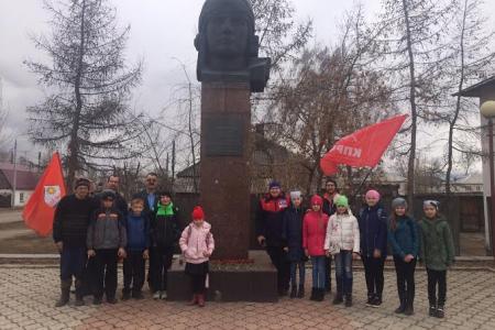 Красноярский край. В честь Дня космонавтики коммунисты возложили цветы к памятнику герою Советского Союза В.С. Олейникову в поселке Березовка
