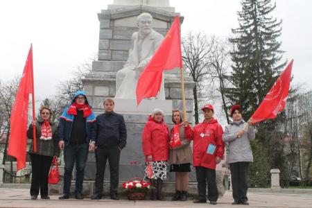 Республика Башкортостан. Коммунисты возложили цветы к памятникам В.И. Ленину в Уфе