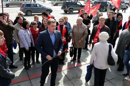 Свердловские коммунисты в честь 146-летия со дня рождения Владимира Ильича Ленина возложили к его памятнику цветы
