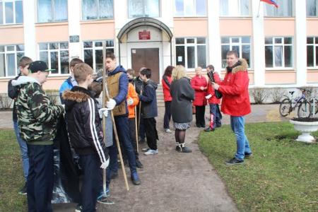 Новгородские коммунисты вышли на субботник вместе со школьниками