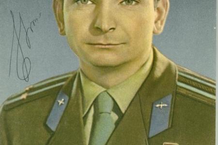 Санкт-Петербург. Депутат-коммунист Алексей Воронцов собрал уникальную коллекцию открыток с автографами космонавтов