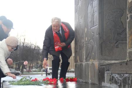 В Великом Новгороде коммунисты возложили цветы к памятнику Владимира Ленина