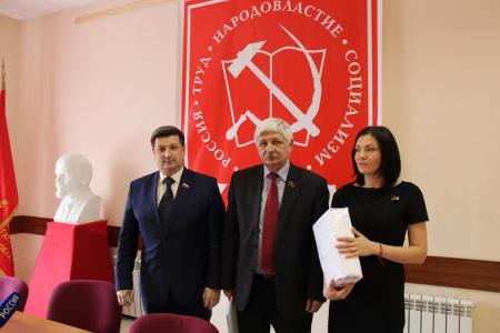 Депутаты-коммунисты Белгородской области передали губернатору более 11 000 подписей против проводимой «оптимизации» в сфере здравоохранения