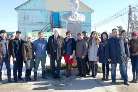 В Вилюйске возложили цветы одному из основателей автономной Якутии Степану Аржакову