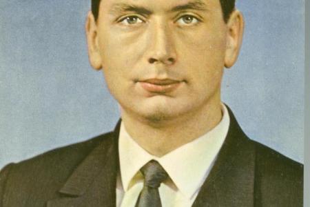 Санкт-Петербург. Депутат-коммунист Алексей Воронцов собрал уникальную коллекцию открыток с автографами космонавтов