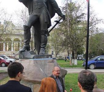 Республика Крым. Коммунисты Симферополя возложили цветы к памятнику А.В. Суворову и к Долгоруковскому обелиску