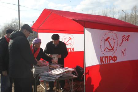 Омские коммунисты провели серию пикетов ко Дню космонавтики
