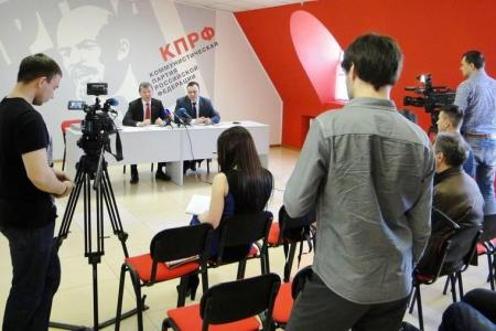 Д.Г. Новиков и Р.А. Кобызов представили амурским журналистам антикризисную программу КПРФ 