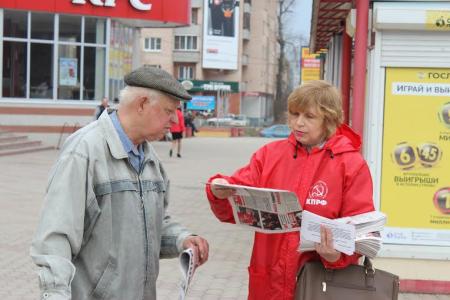 Коммунисты поздравили новгородцев с предстоящим Днём космонавтики