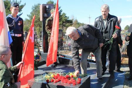 Псковские коммунисты почтили память М.П. Минина, водрузившего Знамя Победы над Рейхстагом 30 апреля 1945 года