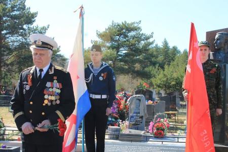 Псковские коммунисты почтили память М.П. Минина, водрузившего Знамя Победы над Рейхстагом 30 апреля 1945 года