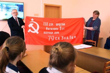 Курган. Депутат-коммунист В.А. Кислицын проводит уроки мужества студентам и школьникам