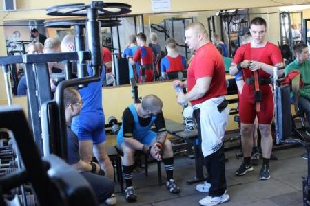 При поддержке КПРФ в Магадане прошел чемпионат по пауэрлифтингу