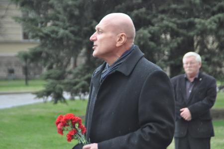 Санкт-Петербург. Д.Г. Новиков возложил цветы к памятнику Ленину у Смольного