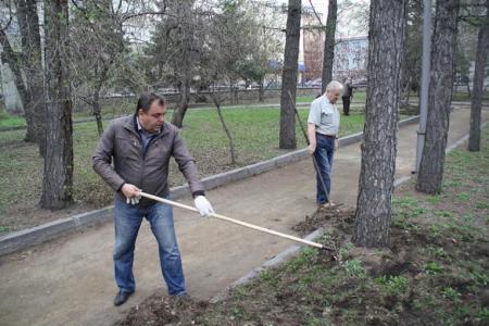 Коммунисты Центрального и Железнодорожного районов Новосибирска вышли на субботник в сквер Героев Революции