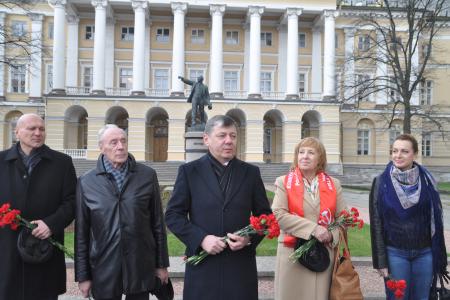 Санкт-Петербург. Д.Г. Новиков возложил цветы к памятнику Ленину у Смольного