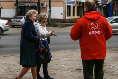Коммунисты поздравили новгородцев с предстоящим Днём космонавтики