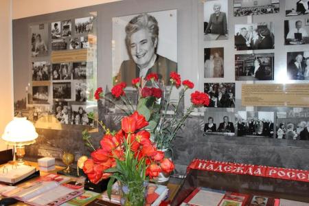 В день 75-летия Алевтины Апариной сталинградские коммунисты открыли «Уголок памяти» легендарного политика