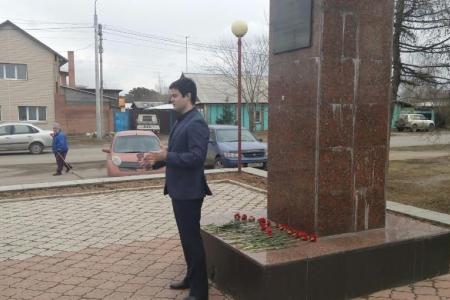 Красноярский край. В честь Дня космонавтики коммунисты возложили цветы к памятнику герою Советского Союза В.С. Олейникову в поселке Березовка