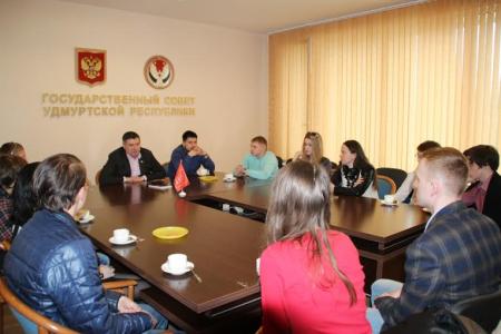 Удмуртская республика. Цветы и вахта памяти в День рождения Вождя мирового пролетариата