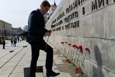 Свердловские коммунисты в честь 146-летия со дня рождения Владимира Ильича Ленина возложили к его памятнику цветы