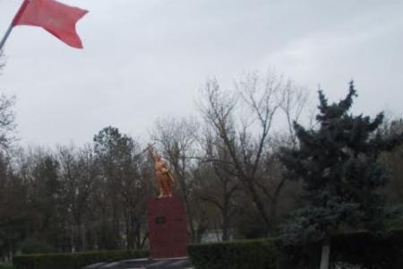 Республика Крым. Коммунисты Красноперекопска украсили город флажками с символикой Компартии