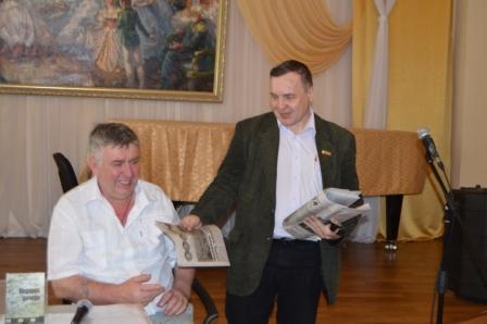 Алтайский край. Коммунисты приняли участие в презентации книги Константина Сомова «Подарок дочери»