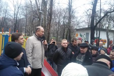 Москва. В районе Выхино на встрече В.Ф. Рашкина и А.Е. Клычкова с избирателями провокаторы бросили дымовую шашку