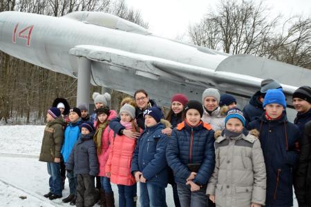  «Молодежь – на самолеты!». Курские коммунисты организовали для отряда юных космонавтов экскурсию в полк военно-воздушных сил