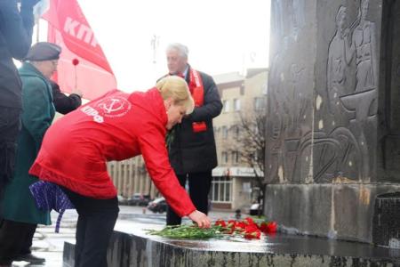В Великом Новгороде коммунисты возложили цветы к памятнику Владимира Ленина