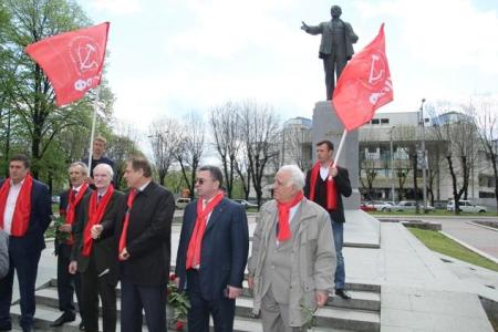 Коммунисты Кабардино-Балкарии отметили День рождения В.И. Ленина возложением цветов к его памятнику и автопробегом