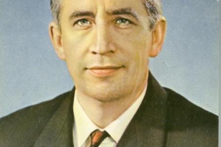 Санкт-Петербург. Депутат-коммунист Алексей Воронцов собрал уникальную коллекцию открыток с автографами космонавтов
