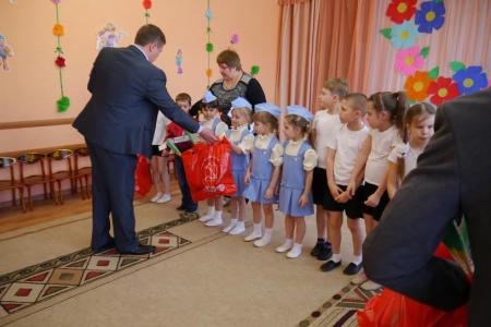 Липецк. Депутаты-коммунисты побывали в гостях у самых маленьких