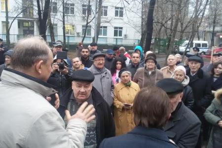 Москва. В районе Выхино на встрече В.Ф. Рашкина и А.Е. Клычкова с избирателями провокаторы бросили дымовую шашку