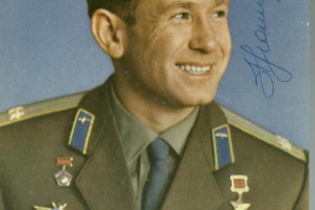 Санкт-Петербург. Депутат-коммунист Алексей Воронцов собрал уникальную коллекцию открыток с автографами космонавтов