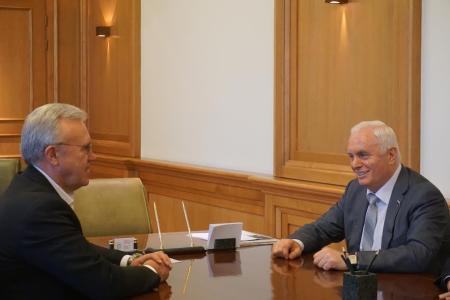 Красноярск. Депутат фракции КПРФ в Госдуме Михаил Берулава провел встречу по проблемам развития российского образования