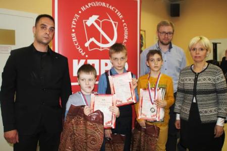 Новгородские коммунисты наградили сильнейших шахматистов города
