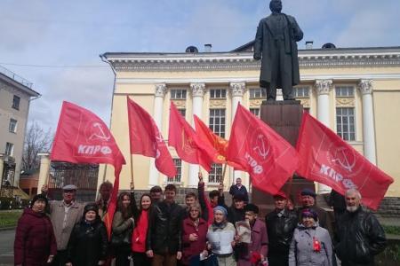 Удмуртская республика. Цветы и вахта памяти в День рождения Вождя мирового пролетариата