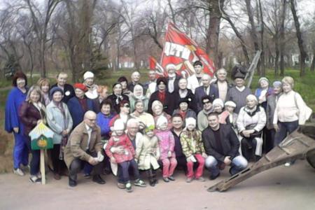 Волгоградская область. В Центральном парке культуры и отдыха города Волжского сегодня была высажена Аллея "Детей войны"