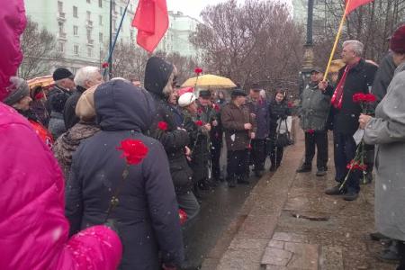 Коммунисты Мурманска возложили цветы к памятнику В.И. Ленину