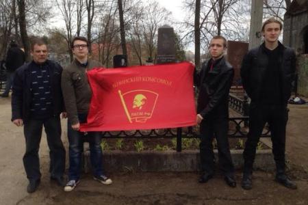 Смоленские комсомольцы привели в порядок могилу первого учителя В.И. Ленина Василия Андреевича Калашникова