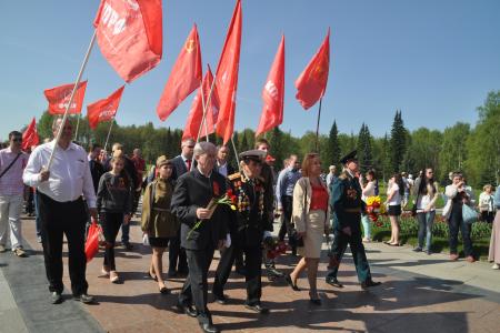 Санкт-Петербург. Коммунисты и комсомольцы возложили венок и цветы на Пискаревском мемориальном кладбище