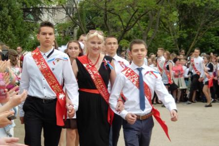 Севастопольские коммунисты и комсомольцы стали почётными гостями на последнем звонке в школе №45