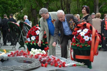 Коммунисты Астрахани возложили цветы и венки к мемориалам воинской славы