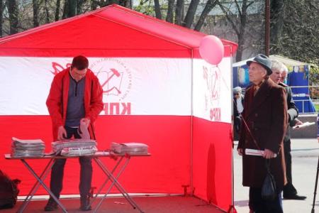 Новгородские коммунисты поздравили горожан с Днём солидарности трудящихся