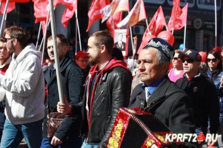 Тюменская область. Колонна КПРФ приняла участие в Параде Победы