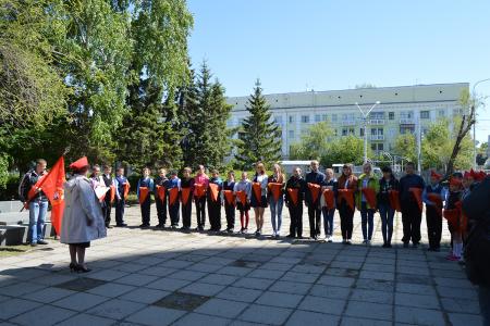 В День пионерии в Барнауле коммунисты организовали прием в пионеры